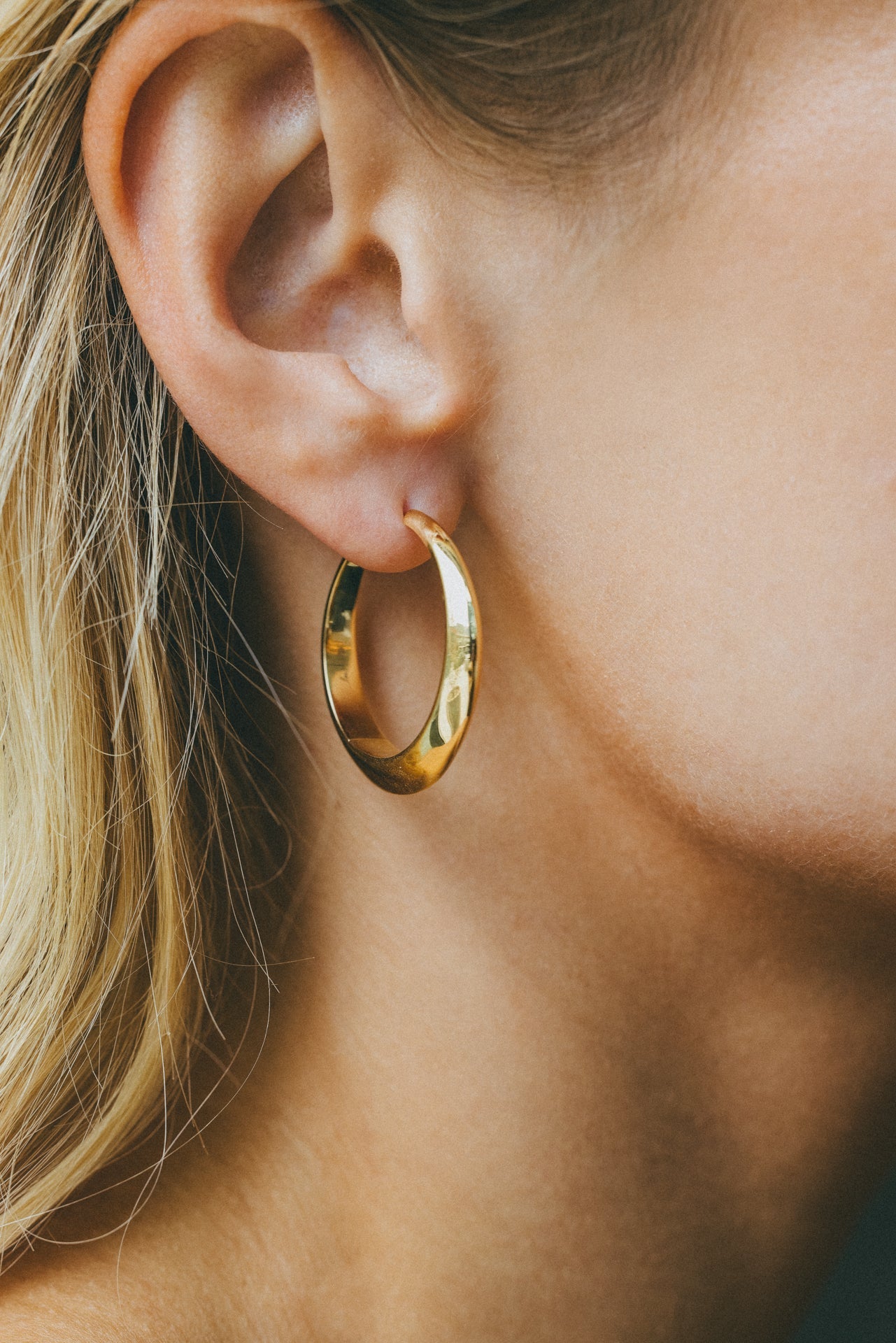 Minimalist gold hoop earrings by Lizzie Mandler
